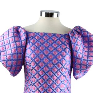 Vestido con mangas abullonadas en tonos metalizados corto