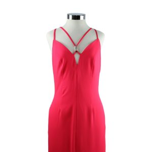 Vestido largo rojo con escote en la espalda