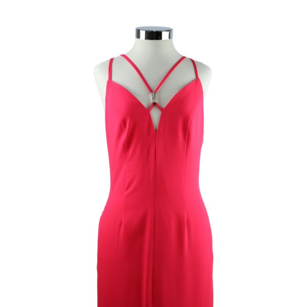 Vestido largo rojo con escote en la espalda